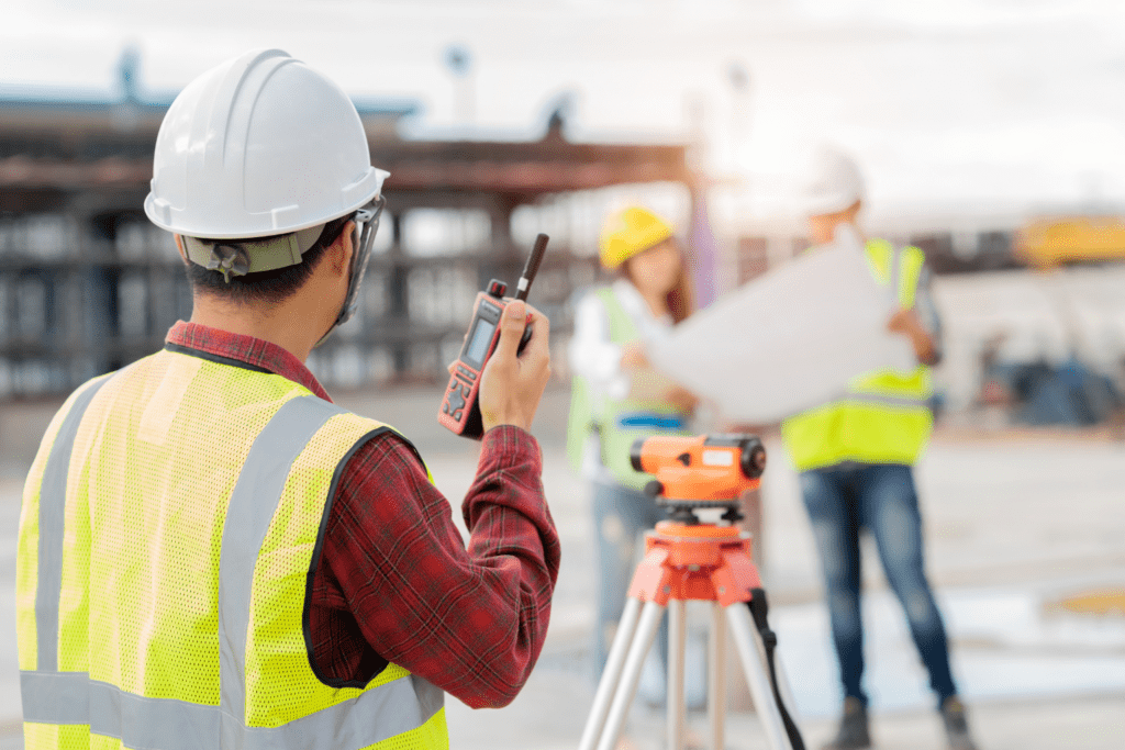 ingénieur topographe sur le chantier au Maroc
